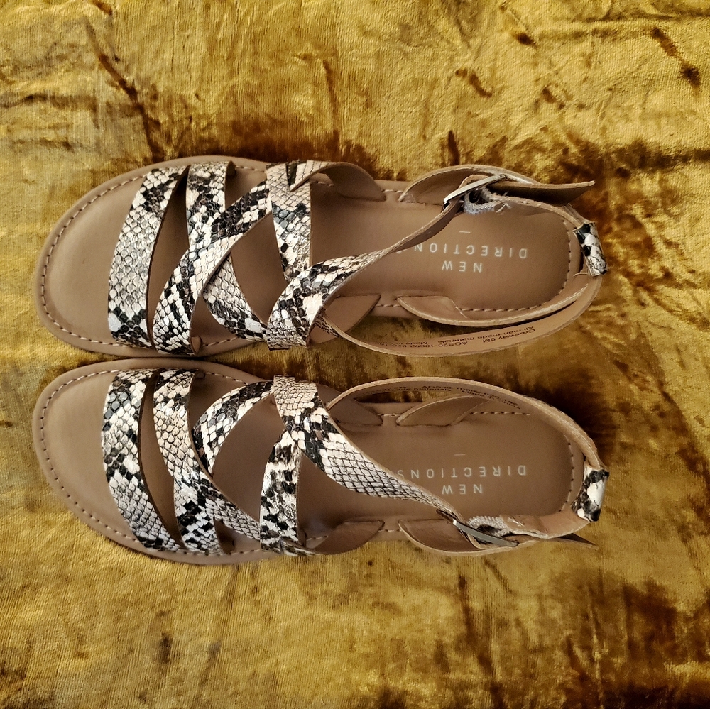 New Directions® Greeway Sandals - Picture 13 of 14